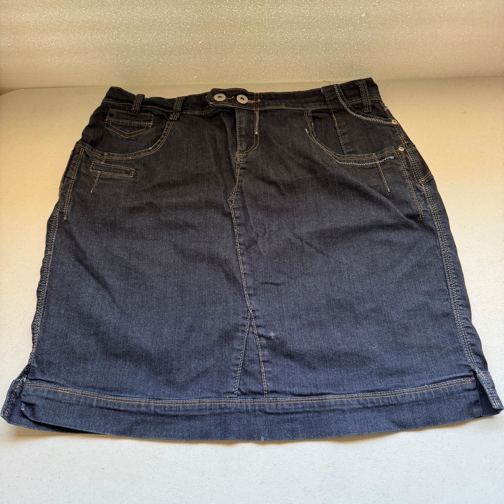 Chic Denim Mini Skirt with Pockets - Picture 2 of 12